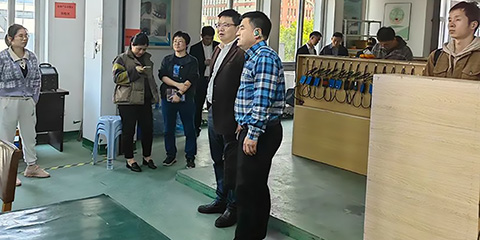 市經(jīng)信局副局長(zhǎng)楊雄文帶隊(duì)，蒼南縣經(jīng)信局趙局、壽局陪同來(lái)公司調(diào)研的圖片