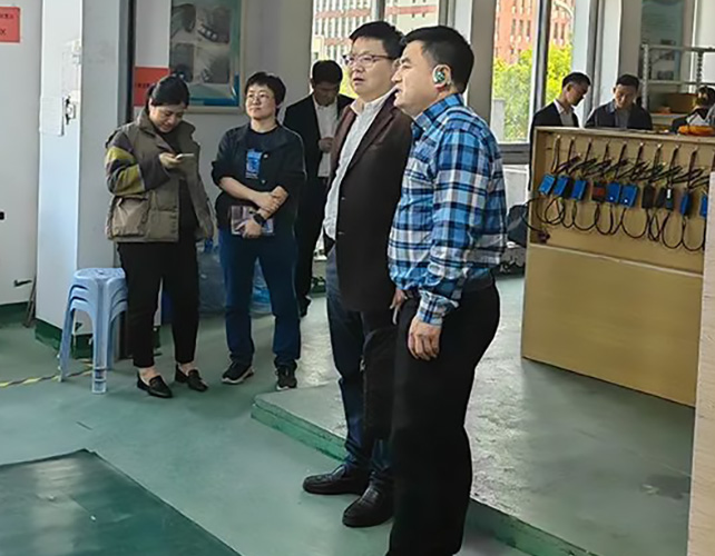 市經(jīng)信局副局長楊雄文帶隊，蒼南縣經(jīng)信局趙局、壽局陪同來公司調(diào)研的新聞圖片
